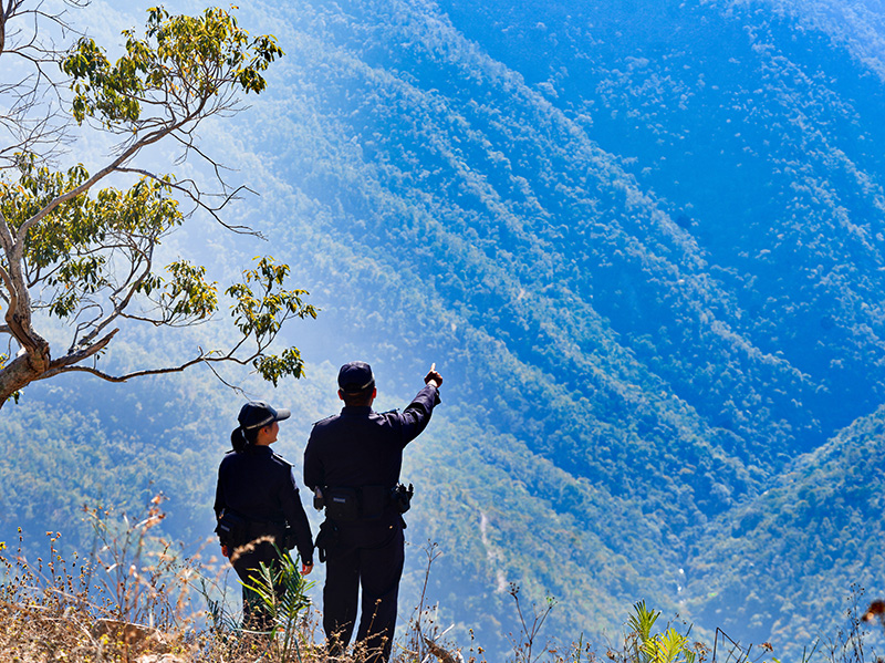 民警在恐龙河保护区制高点查看绿孔雀栖息地。